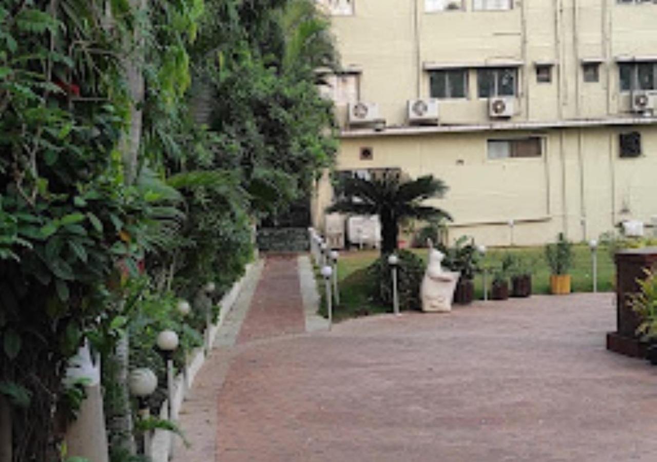 Hotel Blue Paradise Chandrapur Екстер'єр фото